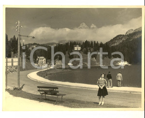 Fotografia d epoca originale 1950 ca CADORE Lago di MISURINA Veduta con giovane turista Foto ARTISTICA 23x18 1
