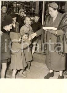 Fotografia d epoca originale 1954 VIZILLE F Germaine COTY in visita offre dolci ai bambini  Foto 13x18 cm 1