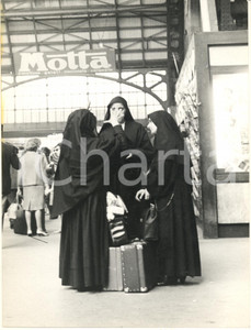 Fotografia d epoca originale 1975 ca MILANO Stazione Centrale  Suore in partenza Fotografia anonima 1