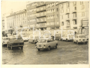 Fotografia d epoca originale 1965 ca COSTUME MILANO Autolavaggio affollato Foto VINTAGE 24x18 cm 1 1