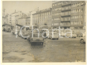 Fotografia d epoca originale 1965 ca COSTUME MILANO Autolavaggio affollato Foto VINTAGE 24x18 cm 3 1