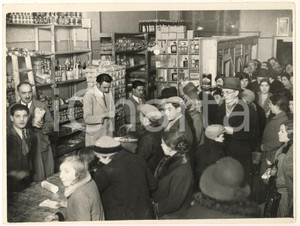 Fotografia d epoca originale Dicembre 1936 MILANO Folla in drogheria per i cenoni di Capodanno Foto 1