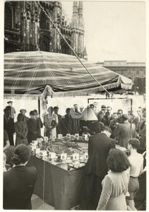 Fotografia d epoca originale 1939 MILANO Piazza Duomo  Vendita biglietti della Lotteria di Merano Foto 1
