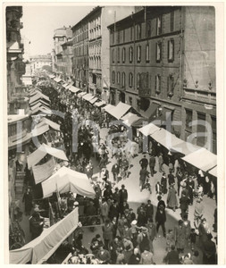 Fotografia d epoca originale 1938 MILANO via della Moscova  Fiera di S. Angelo  Bancarelle Foto 1
