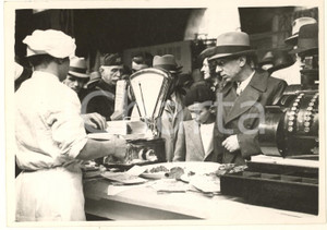 Fotografia d epoca originale 1939 MILANO Loggia dei Mercanti  Settimana del pesce  Banco frutti di mare 1