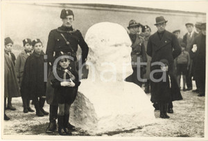 Fotografia d epoca originale 1933 MILANO Busto di Mussolini fatto dai balilla del Gruppo GANDOLFO nella neve 1