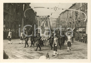 Fotografia d epoca originale 1936 MILANO PORTA VITTORIA Commemorazione Cinque Giornate Gonfalone S. Ambrogio 1