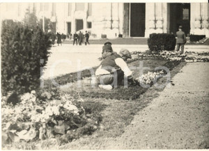 Fotografia d epoca originale 1937 MILANO Stazione Centrale  Sistemazione dei fiori nelle aiuole  Foto 1