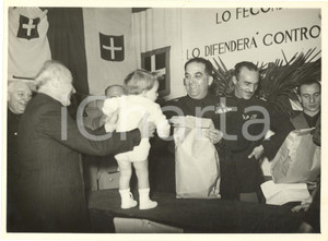 Fotografia d epoca originale Dicembre 1940 MILANO Distribuzione pacchi natalizi alla T.E.  Foto 2 1