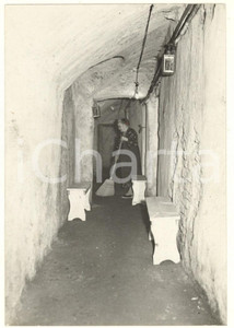 Fotografia d epoca originale 1939 WW2 MILANO Cantina allestita come rifugio antiaereo Foto 9x13 cm 1