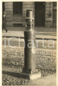 Fotografia d epoca originale 1930 COSTUME MILANO Nuove colonne per evitare incidenti agli incroci  Foto 1