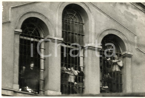 Fotografia d epoca originale 1969 MILANO Carcere SAN VITTORE  Rivolta detenuti  Carcerati alle finestre 1