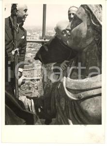 Fotografia d epoca originale 1939 MILANO Posa di una reliquia alla Madonnina del Duomo  Card. SCHUSTER Foto 1