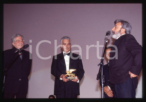 Fotografia d epoca originale 1998 FESTIVAL VENEZIA  Gianni AMELIO vince LEONE D ORO 35mm VINTAGE SLIDE 1