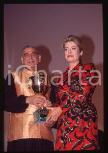 Fotografia d epoca originale 1998 FESTIVAL VENEZIA Catherine DENEUVE vince la COPPA VOLPI 35mm VINTAGE SLIDE 1
