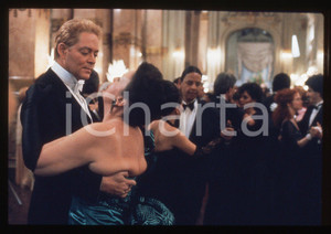 Fotografia d epoca originale 1988 MOON OVER PARADOR  Raul JULIA in una scena del film 35mm VINTAGE SLIDE 1