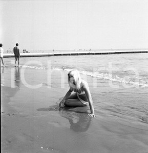 Fotografia d epoca originale 1967 VENEZIA Ewa AULIN in riva al mare al Lido NEGATIVO ORIGINALE 1 1