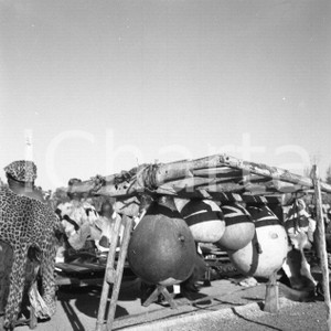 Fotografia d epoca originale 1965 ca MAPUTO MOZAMBICO  Strumenti musici popolo Chopi NEGATIVO ORIGINALE 10 1