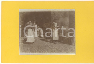 Fotografia d epoca originale 1899 MANTOVA Contadini in un cortile  Ritratto  Foto 18x12 cm 1