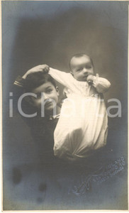 Fotografia d epoca originale 1920 ca MILANO Ritratto di due fratellini  Foto Emilio MEZZETTI 8x13 cm 1