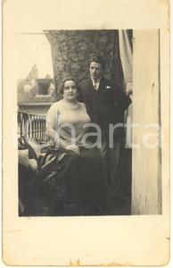 Fotografia d epoca originale 1920 ca COSTUME ITALIA Fidanzati in balcone Fotografia anonima 9x14 cm 1