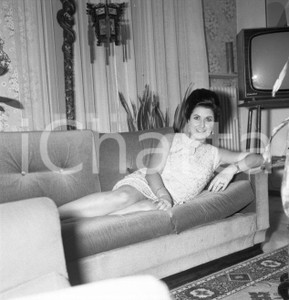 Fotografia d epoca originale 1968 MILANO Curzia FERRARI Ritratto della scrittrice NEGATIVO ORIGINALE 1 1