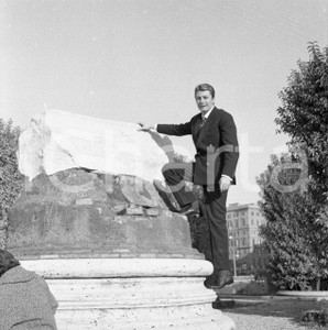 Fotografia d epoca originale 1965ca ROMA Warner BENTIVEGNA ritratto al Foro Romano NEGATIVO ORIGINALE 1