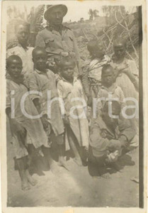 Fotografia d epoca originale 1935 ca A.O.I. ADUA ETIOPIA Ufficiale italiano con bambini indigeni  Foto 9x6 1
