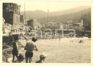 Fotografia d epoca originale 1950 ca RECCO GE Spiaggia libera affollata  Foto COSTUME 9x6 cm 1