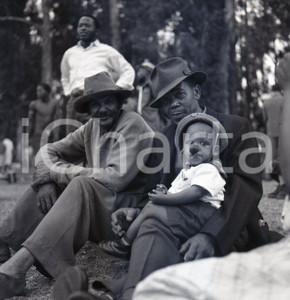Fotografia d epoca originale 1965 ca JOHANNESBURG ZA Child with a pipe NEGATIVO ORIGINALE ritratto anonimo 1