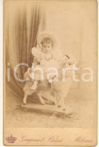 Fotografia d epoca originale 1900 ca MILANO Bambina sul cavallo a dondolo  Foto GUIGONI E BOSSI 10x16 cm 1