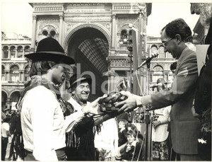 Fotografia d epoca originale 1985 ca MILANO Piazza Duomo  Evento ALPINI  Sindaco Carlo TOGNOLI Foto 2 1