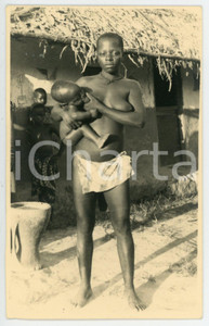 Cartolina originale da collezione 1930 ca CONGO BELGE ? Femme allaite son fils  Carte postale FP NV 1