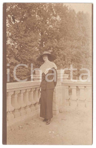 Libro, pubblicazione d epoca 1912 ITALIA Ritratto di donna in terrazza  Fotocartolina 9x14 cm 1