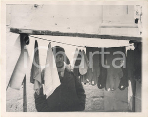 Fotografia d epoca originale 1954 BAKU AZERBAIJAN People of Soviet Russia  A seller behind his merchandise 1