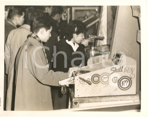 Fotografia d epoca originale 1955 ca TOKYO JAPAN Crowd of young Japanese for Penny Arcades  Photo 23x18 cm 1
