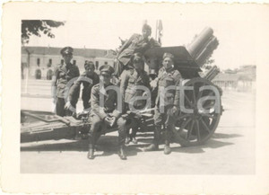 Fotografia d epoca originale 1938 CREMONA Ufficiali di artiglieria in caserma con un cannone Foto 9x6 cm 1