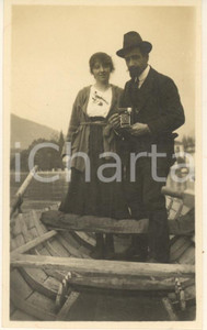 Fotografia d epoca originale 1920 ca LAGO MAGGIORE Donna in barca con fotografo  Foto COSTUME 6x10 cm 1