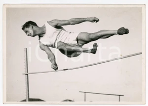 Fotografia d epoca originale 1935 ca ITALIA  ATLETICA Salto in alto  Atleta durante un allenamento  Foto 1