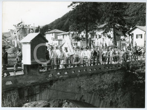 Fotografia d epoca originale 1990 ca SAVIGNONE Sfilata degli alpini sul ponte sullo Scrivia  Foto 24x18 cm 1