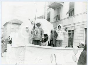 Fotografia d epoca originale 1984 CARNEVALE DI MONTOGGIO Carro allegorico del Polo Nord  Foto 24x18 cm 1
