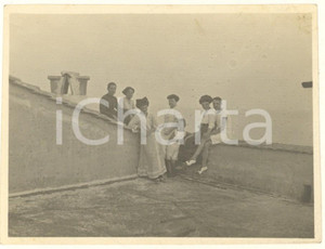 Fotografia d epoca originale 1912 NETTUNO RM Gruppo di famiglia in terrazza Foto COSTUME 12x9 cm 1