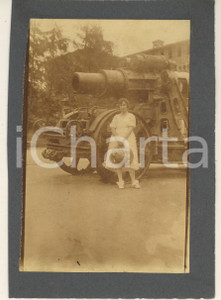 Fotografia d epoca originale 1925 ca MILANO Castello Sforzesco  Donna in Piazza del Cannone Foto 10x15 cm 1