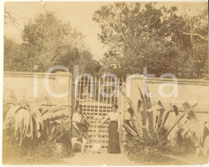 Fotografia d epoca originale 1910 ca Area di ROMA Donne al cancello di una villa  Fotografia anonima 11x8 cm 1