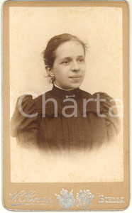 Fotografia d epoca originale 1875 ca BIELLA Giovane donna in abito scuro  Ritratto Foto Vittorio BESSO CDV 1
