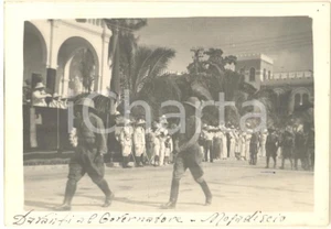 Fotografia d epoca originale 1935 AOI MOGADISCIO Rodolfo GRAZIANI governatore assiste alla rivista Foto 9x6 1