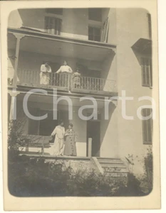 Fotografia d epoca originale 1915 ca COURMAYEUR AO Donne in una casa di villeggiatura Foto anonima 9x12 1