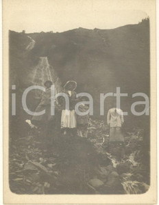 Fotografia d epoca originale 1915 ca COURMAYEUR AO Donne in escursione presso cascata Foto anonima 9x12 cm 1