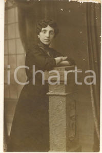 Fotografia d epoca originale 1910 ca TORINO Maria COLOMBO RAPETTI alla colonna  Ritratto Foto cartolina 1
