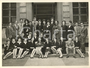 Fotografia d epoca originale 1960 ca MILANO Istituto Tecnico SCHIAPARELLI  Classe V  Foto di gruppo 24x18 1